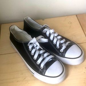 Black and white canvas men’s tennis shoes